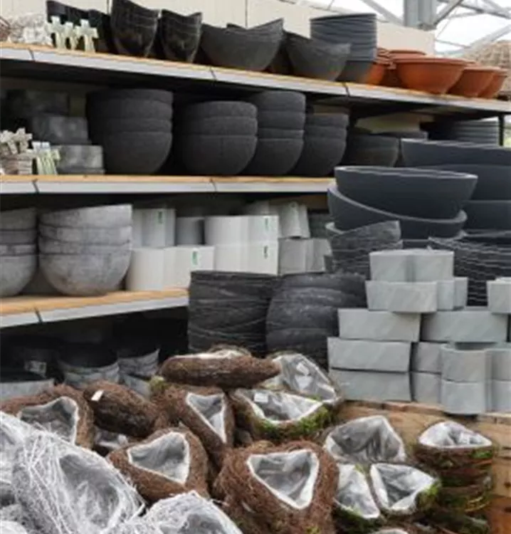 vielfältiges Angebot an Grabschalen & Figuren vielfältiges Angebot an Grabschalen & Figuren