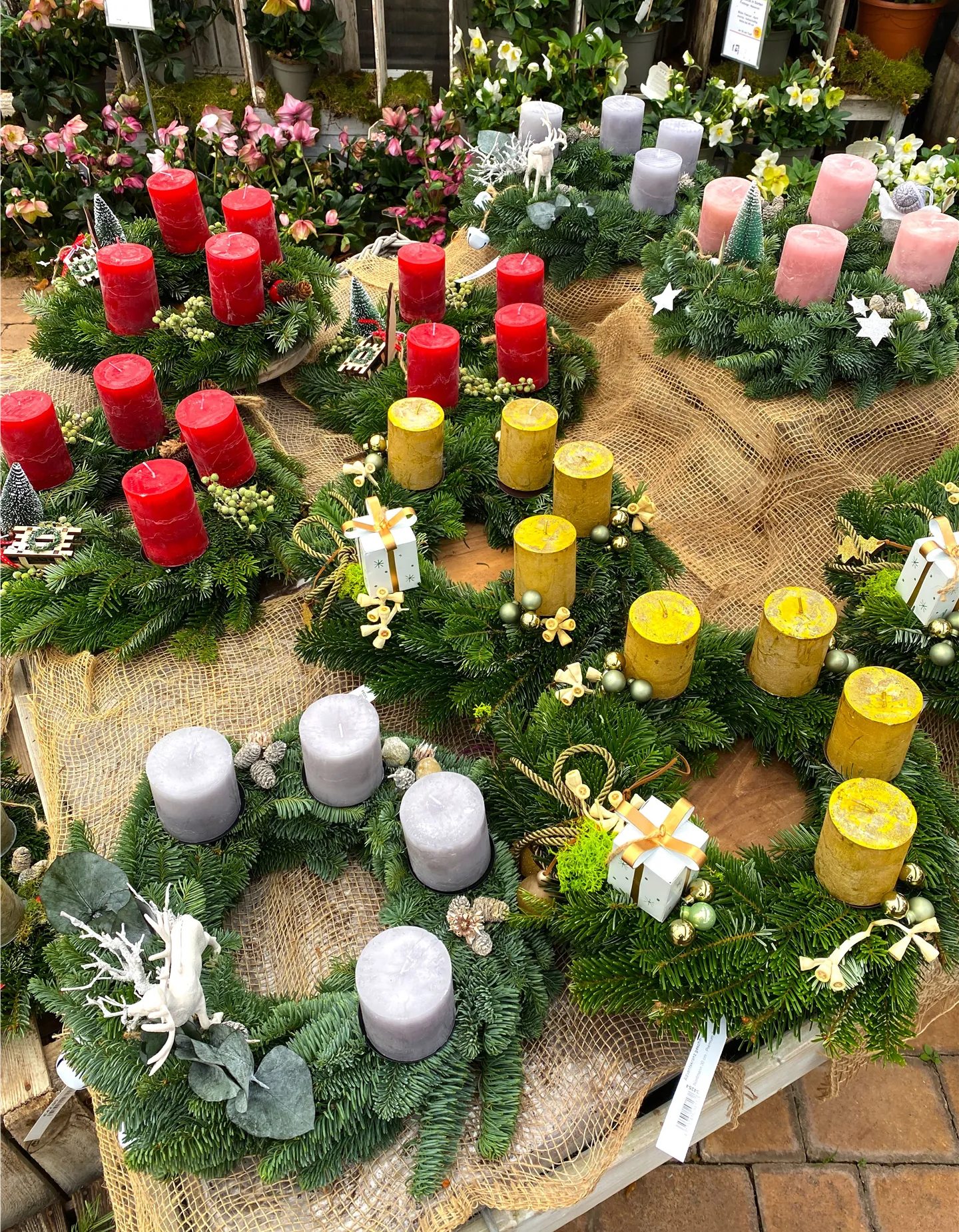dekorierte Adventskränze