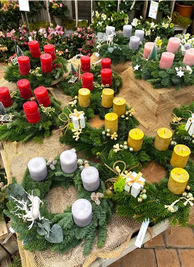 dekorierte Adventskränze